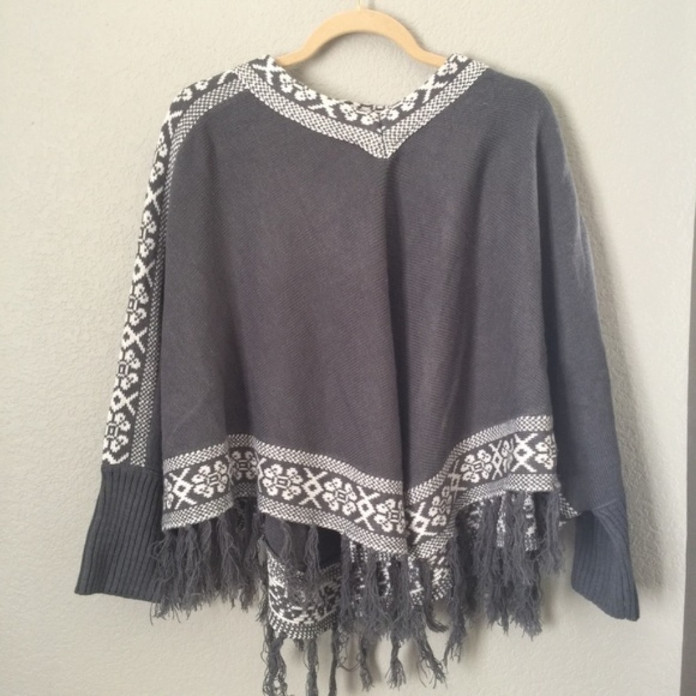 Taylor & Sage Gray & White Sweater Poncho